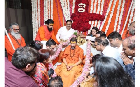 Mahamandaleshwar Kailashanand Giri met devotees at RPS 12th Avenue, Faridabad